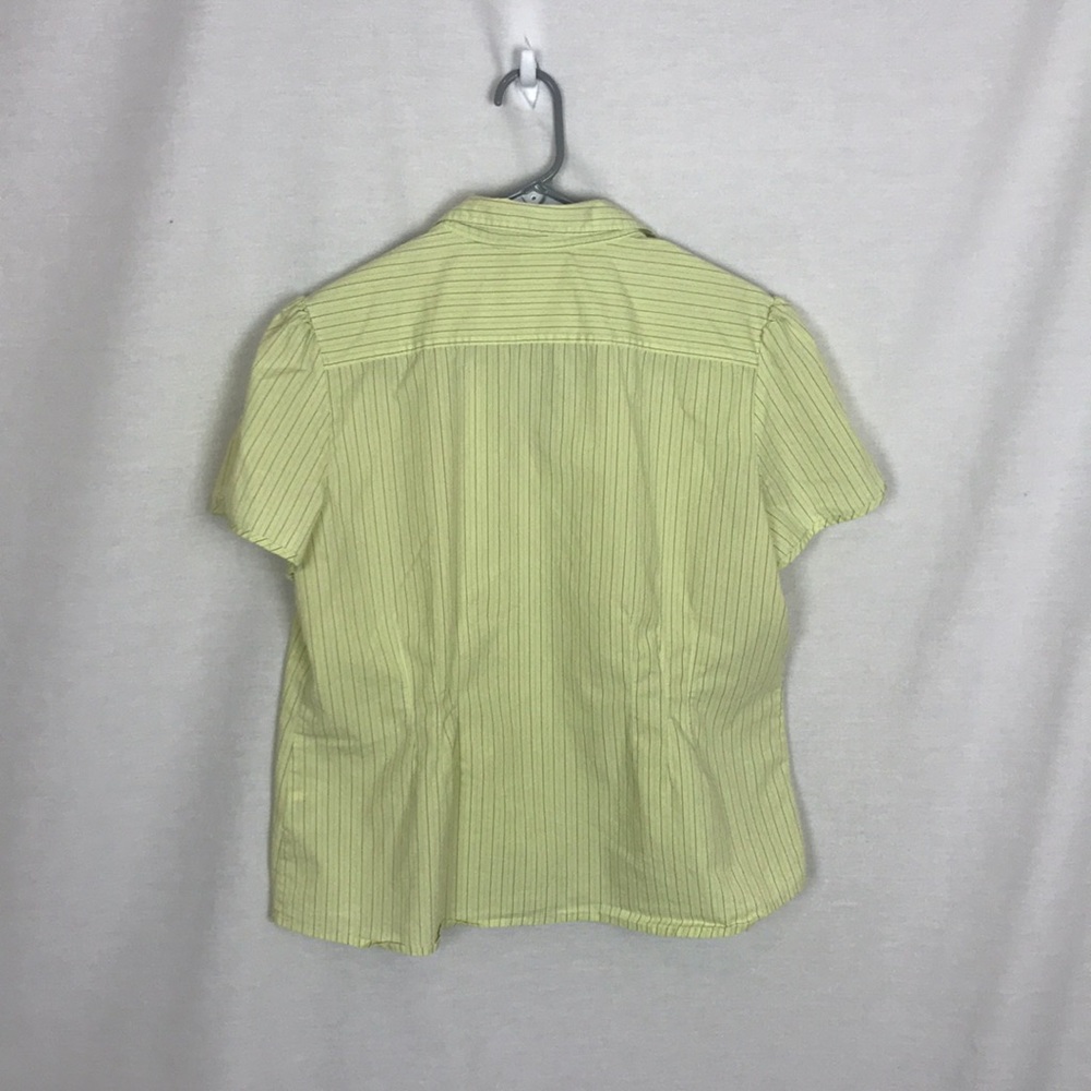 3/30 Jaclyn smith button down blouse - Picture 3 of 4